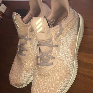 Addias alphabounce